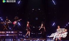 B体育app下载地址-紧张氛围笼罩全场，观众情绪高涨的简单介绍
