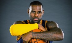 B体育下载-骑士队突破困境，詹姆斯领衔壮举