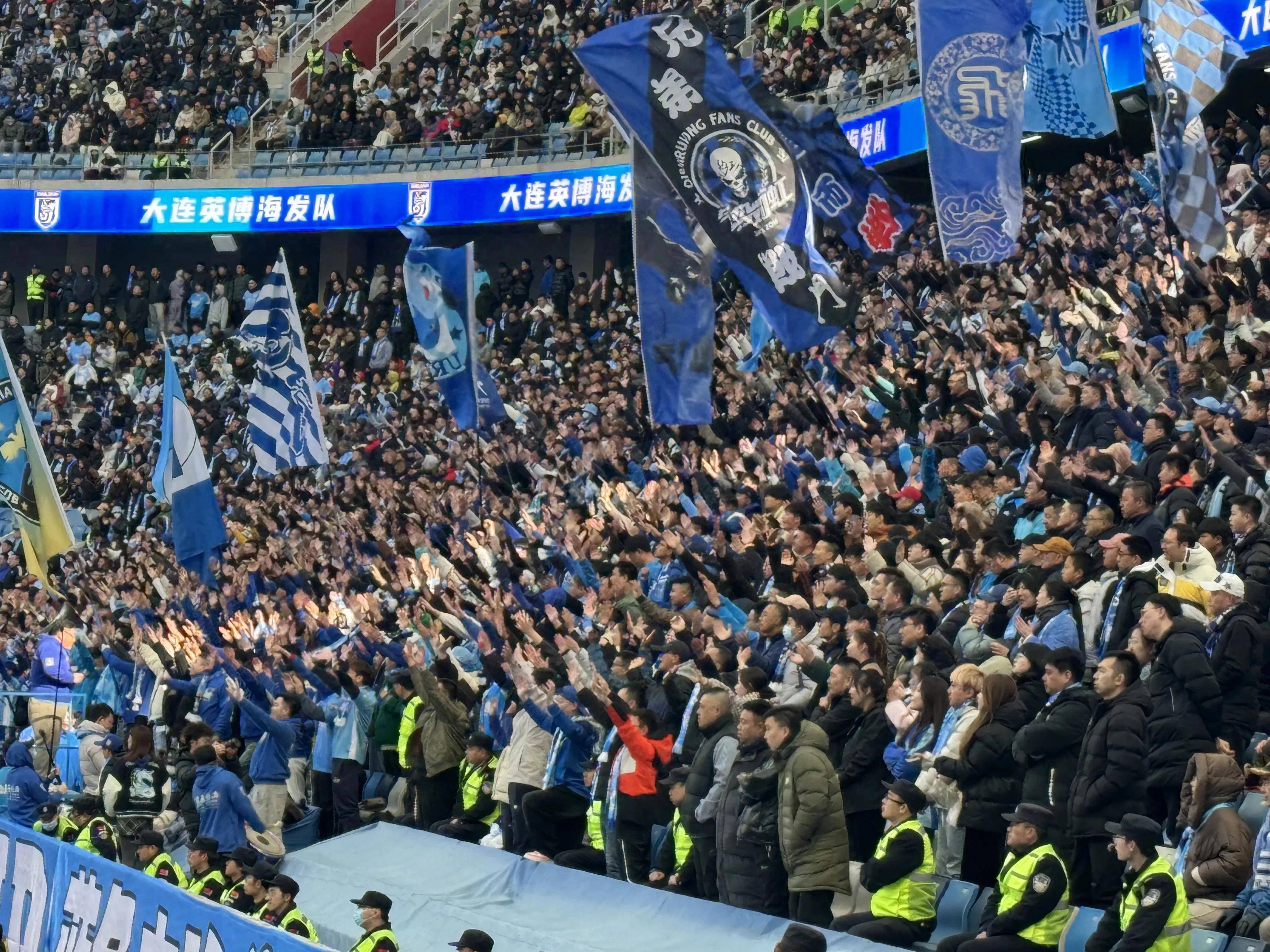 包含亚冠比赛赛场一片火爆，球迷狂热支持的词条