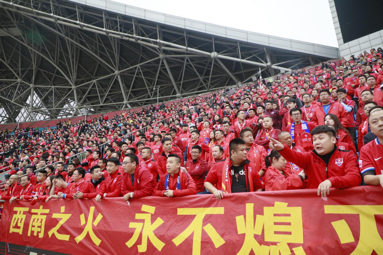 包含重庆斯威客场战平天津泰达，积分榜稳定的词条