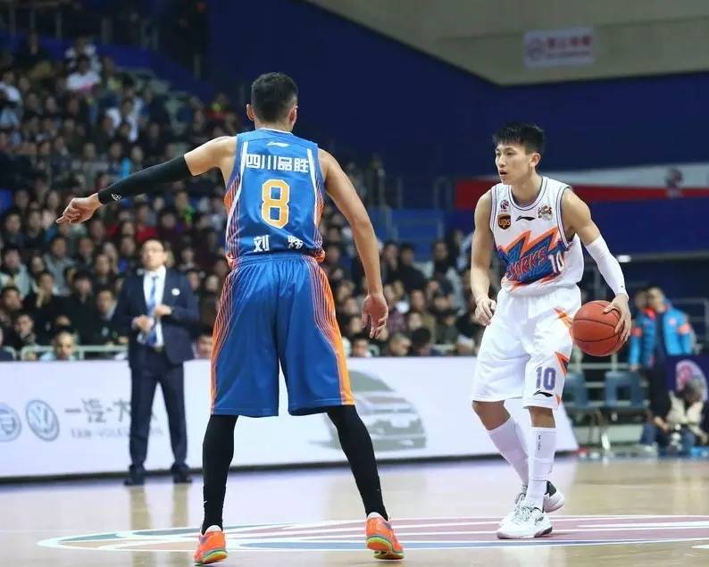 黑龙江男篮豪取胜利，领跑积分榜