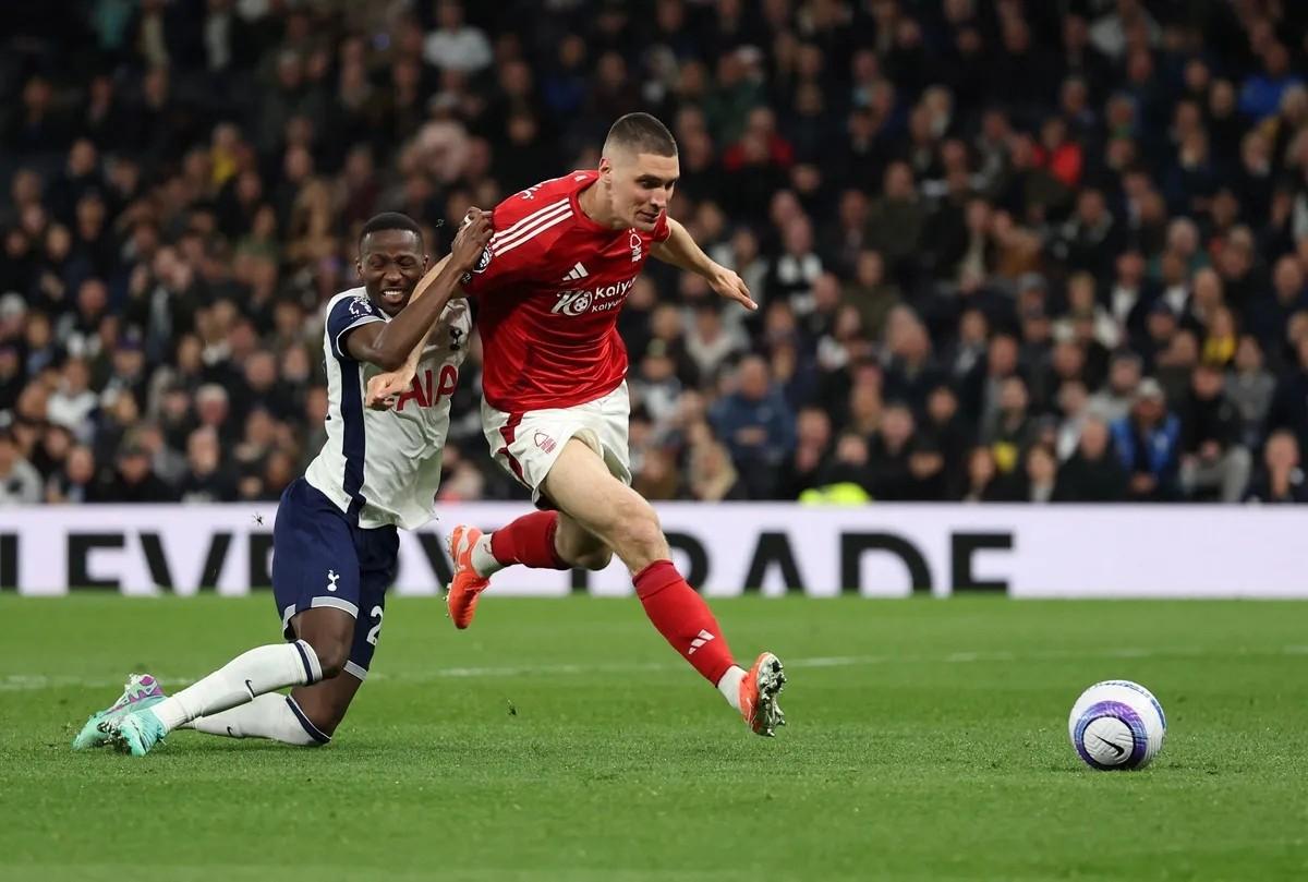 热刺主场不敌,遭遇赛季首场失利 热刺主场不敌,遭遇赛季首场失利